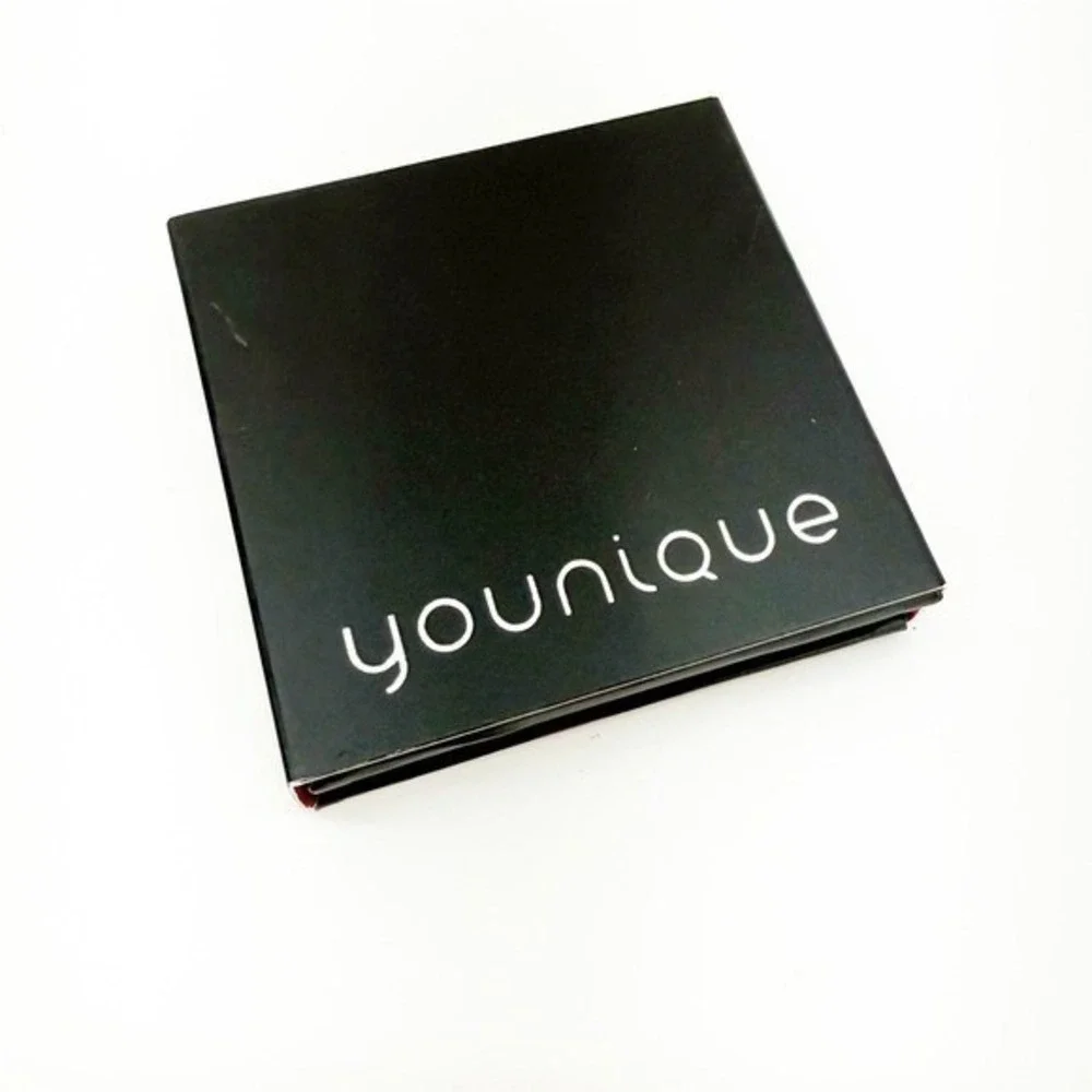 Younique Single Magnetic Eyeshadow Compact Palette with Sleeve Black Logo